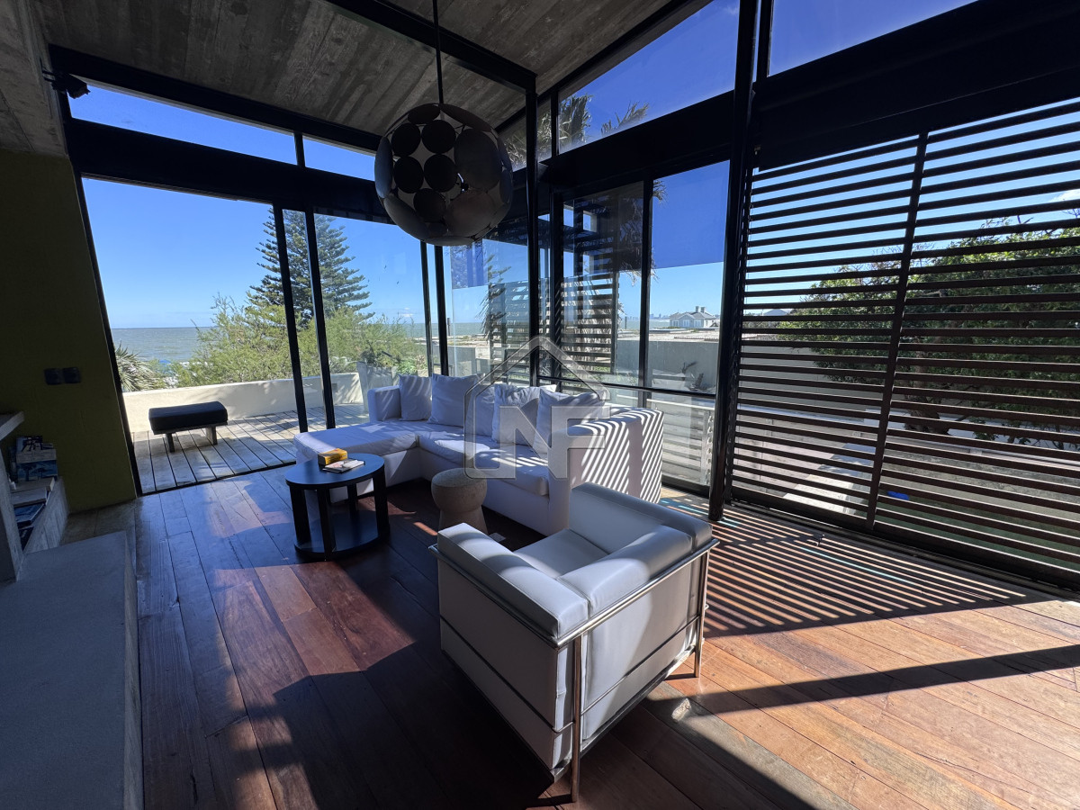 Casa ID.223 - Casa venta 3 dormitorios y servicio, pileta, La Barra, Uruguay
