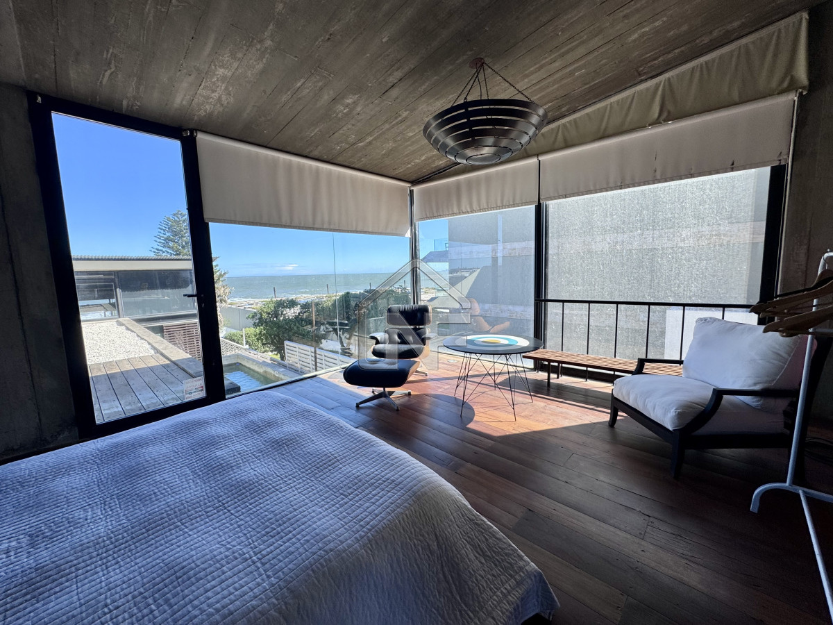Casa ID.223 - Casa venta 3 dormitorios y servicio, pileta, La Barra, Uruguay
