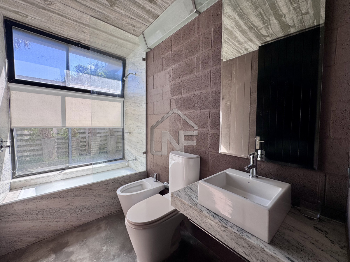 Casa ID.223 - Casa venta 3 dormitorios y servicio, pileta, La Barra, Uruguay