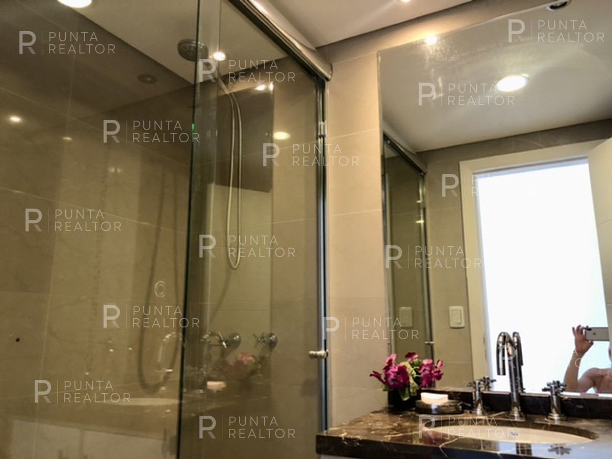 Apartamento ID.883 - Apartamento en alquiler de tres dormitorios, playa mansa, Punta del Este, Uruguay