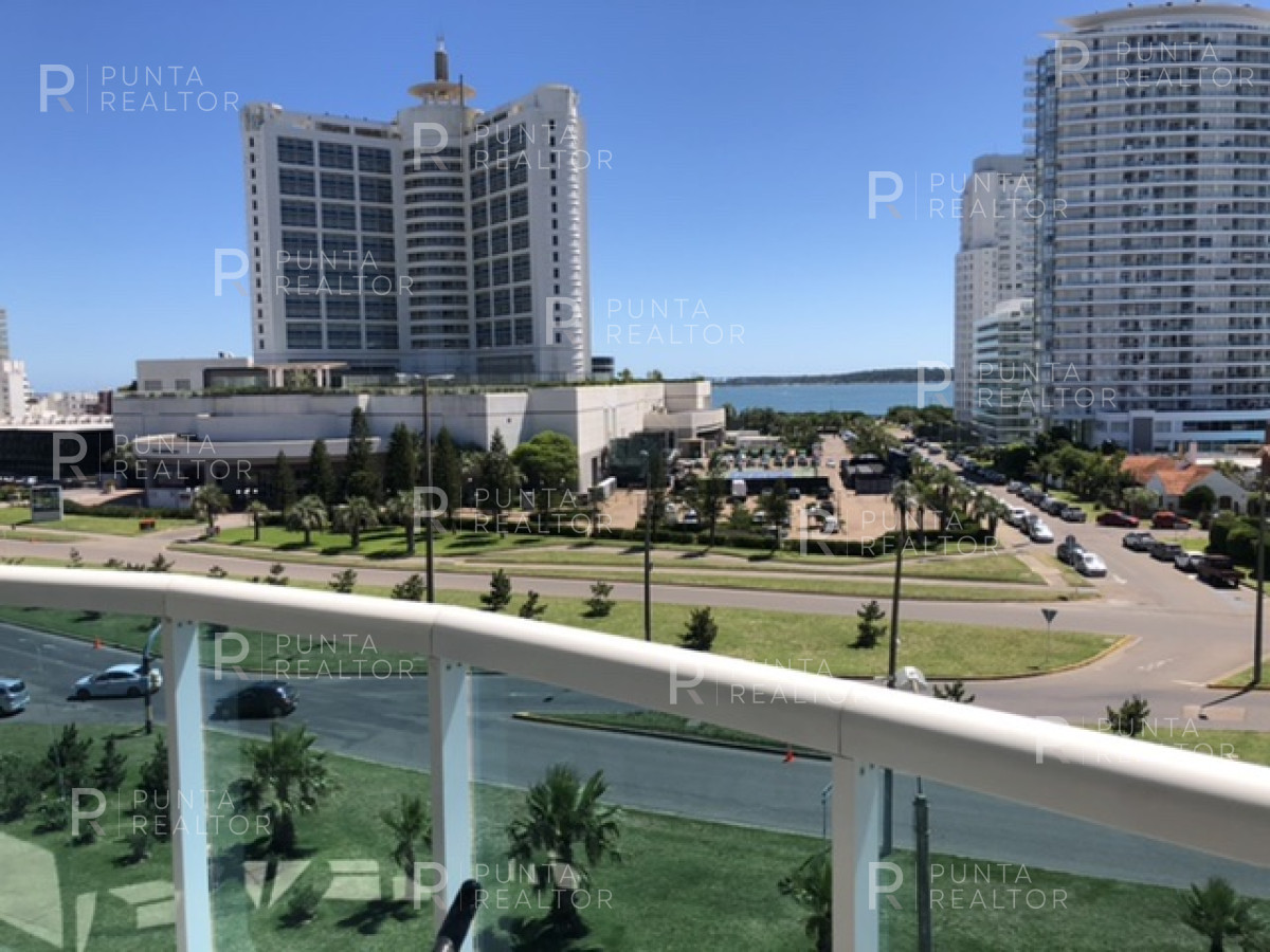 Apartamento ID.883 - Apartamento en alquiler de tres dormitorios, playa mansa, Punta del Este, Uruguay