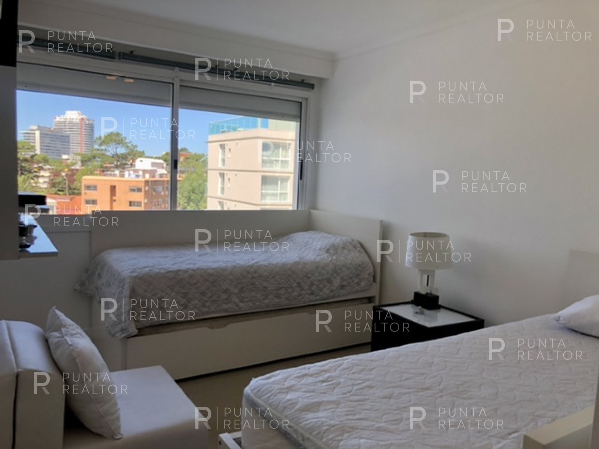 Apartamento ID.883 - Apartamento en alquiler de tres dormitorios, playa mansa, Punta del Este, Uruguay