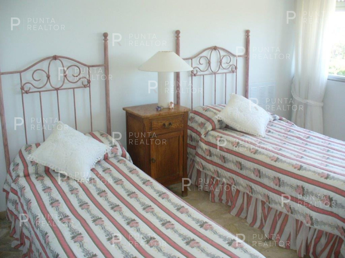Apartamento ID.2679 - Departamento Alquiler 2 dormitorios, Playa Mansa, Punta del Este Uruguay