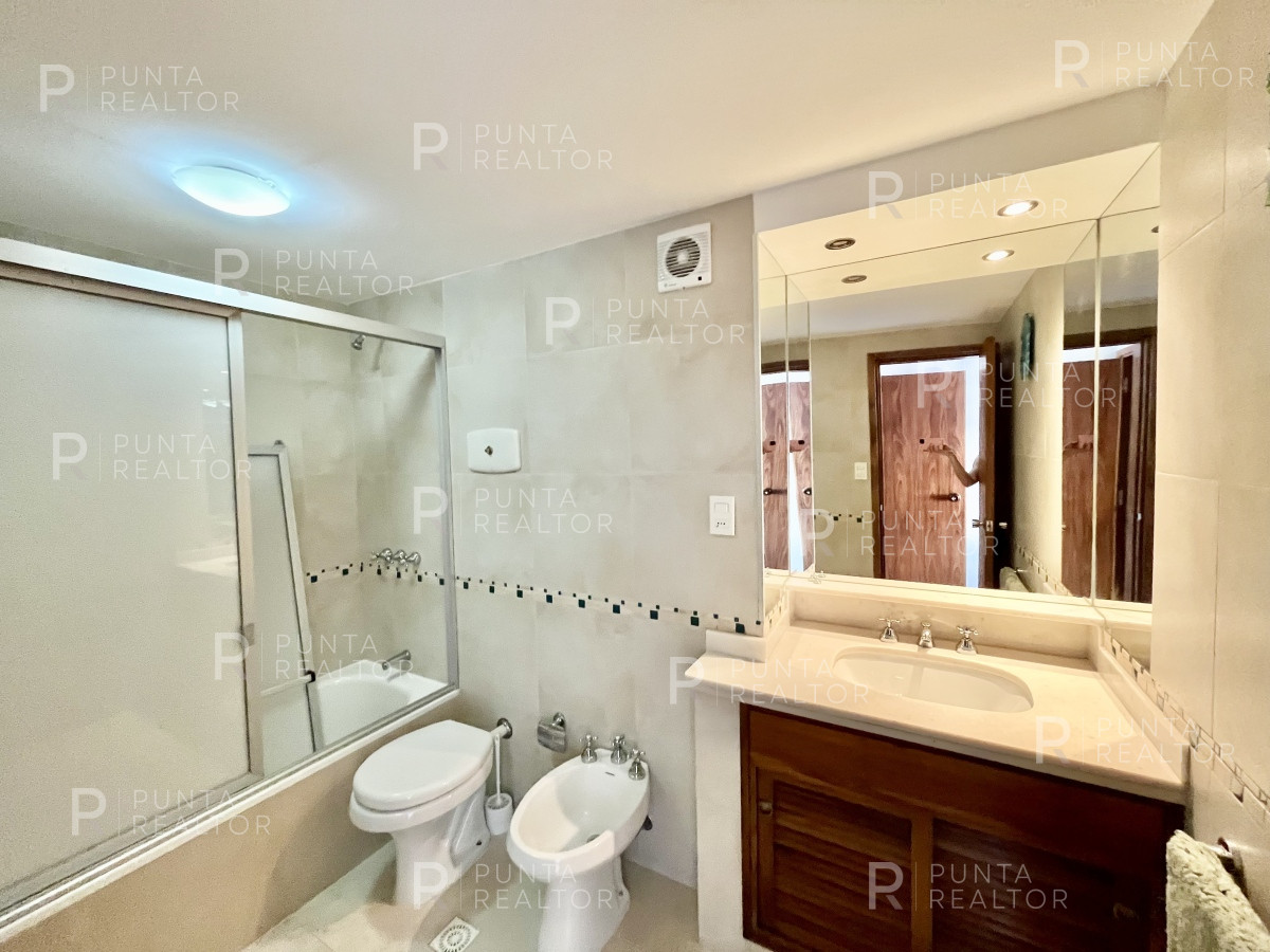 Apartamento ID.1891 - Departamento de 3 dormitorios en venta, Playa Mansa, Punta del Este, Uruguay