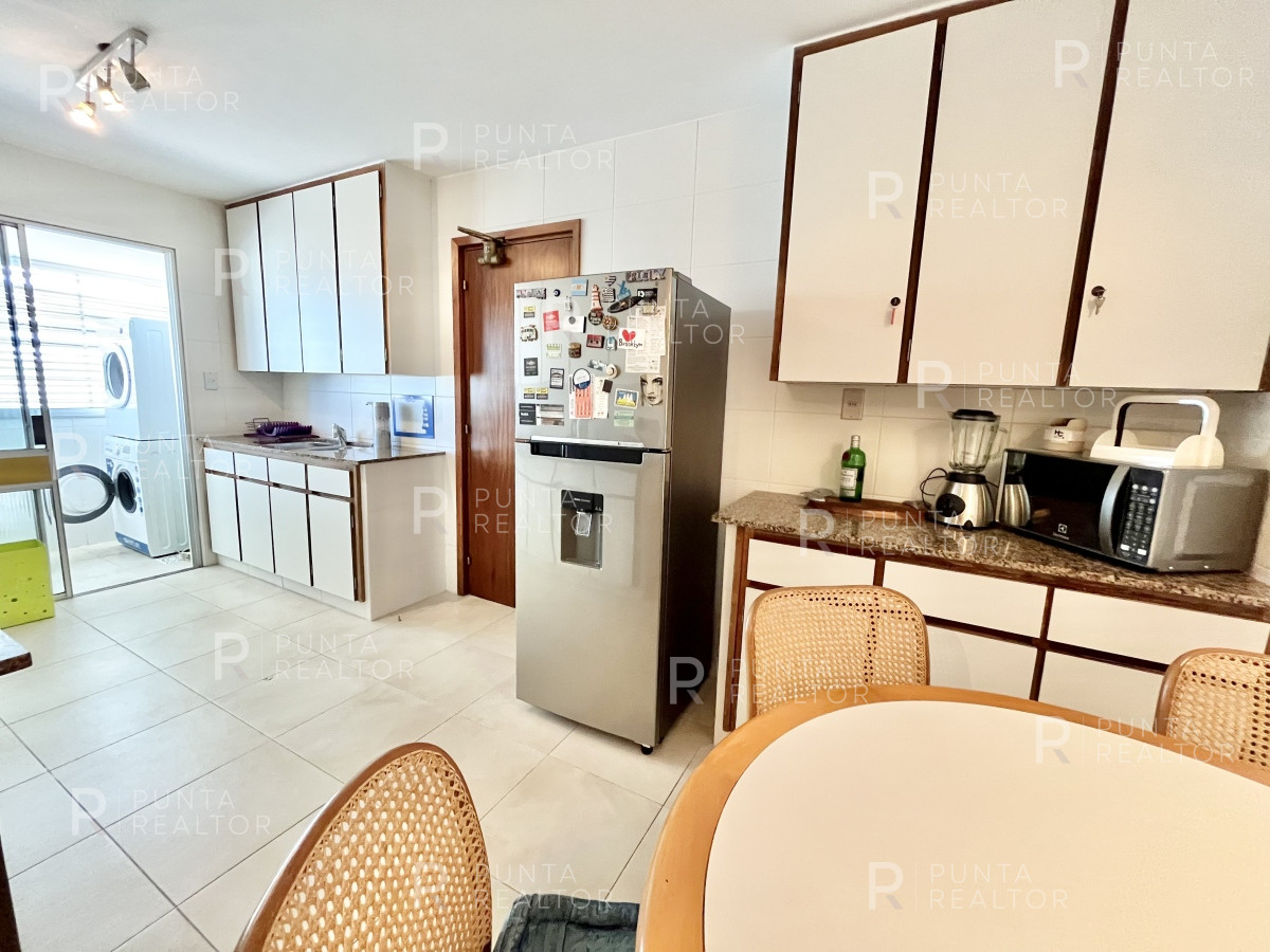 Apartamento ID.1891 - Departamento de 3 dormitorios en venta, Playa Mansa, Punta del Este, Uruguay