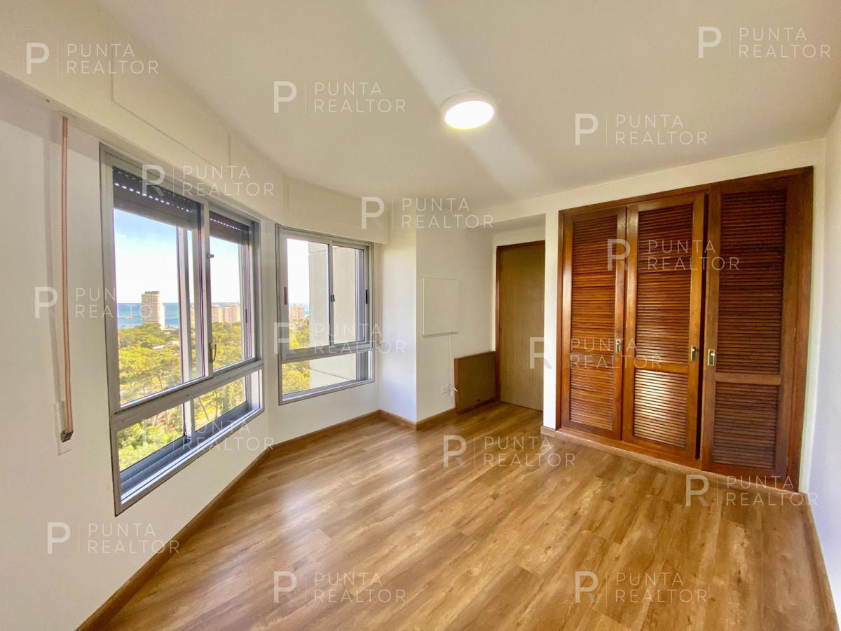 Apartamento ID.2082 - Departamento venta 3 dormitorios y dependencia, Punta del Este, Uruguay