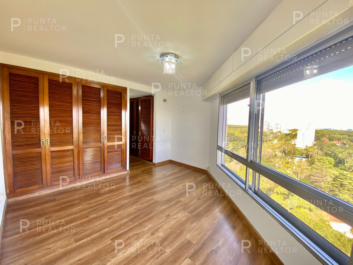 Apartamento ID.2082 - Departamento venta 3 dormitorios y dependencia, Punta del Este, Uruguay