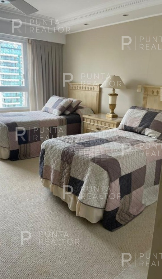 Apartamento ID.935 - Departamento venta 5 dormiotiorios, Playa Mansa, Punta del Este, Uruguay