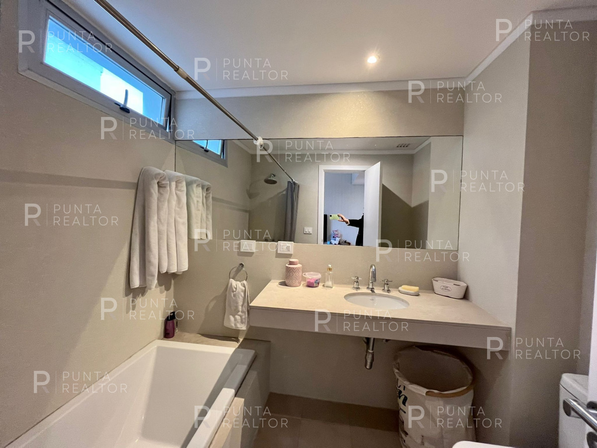 Apartamento ID.700 - Inversión única! Apartamento en venta de super categoría decorado con las últimas tendencias en La Barra, Uruguay