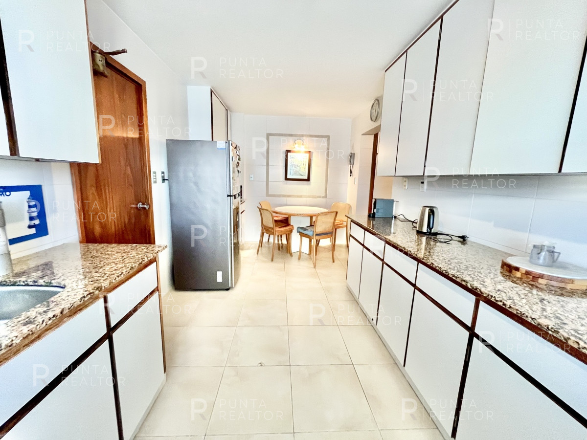 Apartamento ID.1891 - Departamento de 3 dormitorios en venta, Playa Mansa, Punta del Este, Uruguay