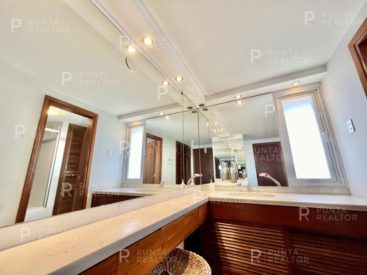 Apartamento ID.1891 - Departamento de 3 dormitorios en venta, Playa Mansa, Punta del Este, Uruguay