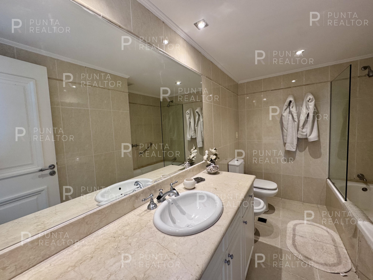 Apartamento ID.70 - Depatamento venta 4 dormitorios,  Playa Mansa, Punta del Este, Uruguay