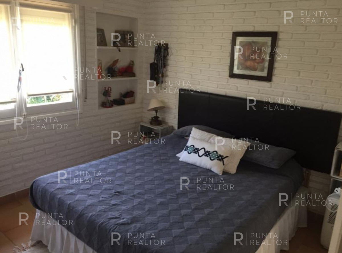 Casa ID.131 - Las Delicias, casa de dos dormitorios para 7 personas, 2 dormitorios y servicio, jardín, parrillero techado. cochera, a 3 cuadras de la playa