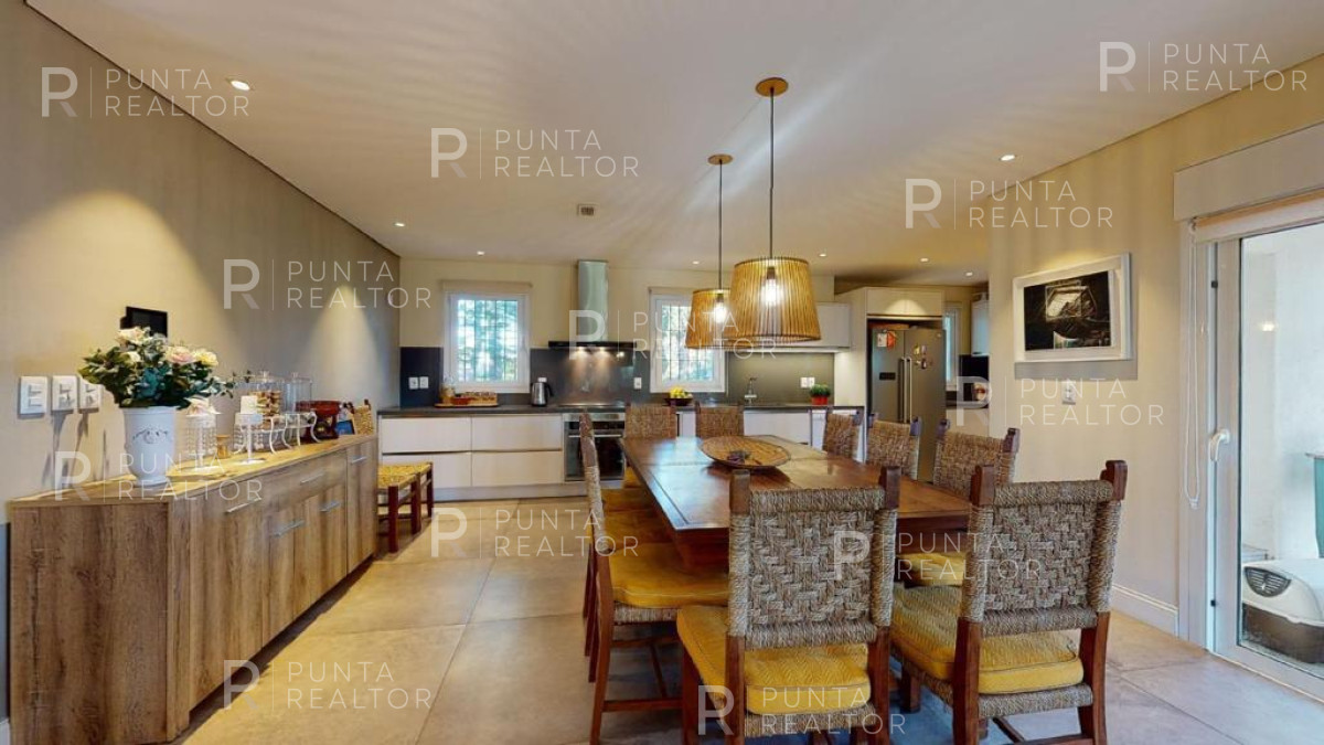 Casa ID.1368 - Excelente casa en alquiler Playa Mansa con pileta, Punta del Este, Uruguay