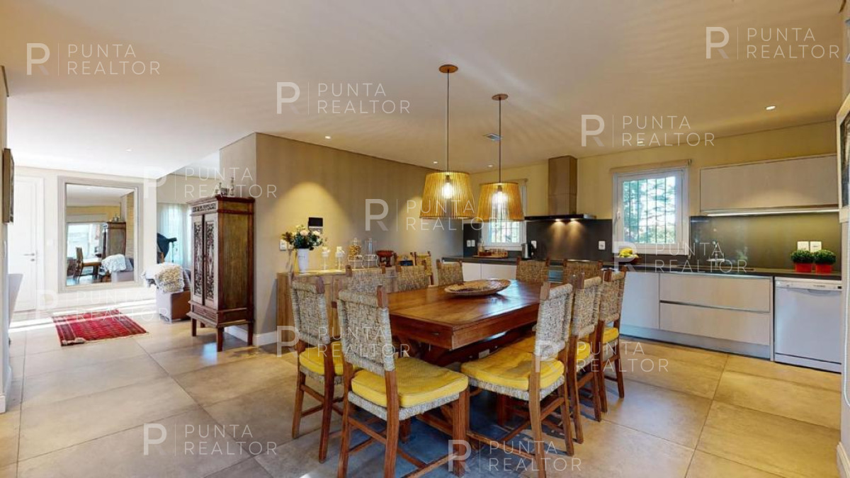 Casa ID.1368 - Excelente casa en alquiler Playa Mansa con pileta, Punta del Este, Uruguay