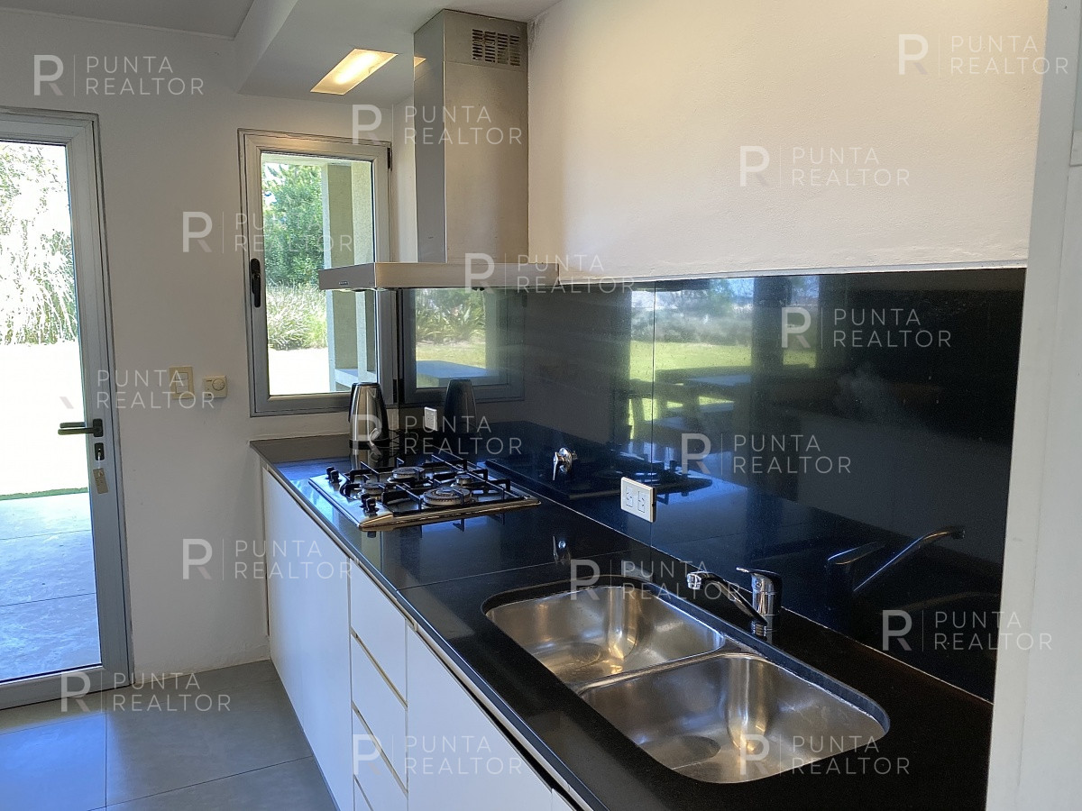 Casa ID.1282 - Venta de casa de cuatro dormitorios en Laguna Blanca, Manantiales, Uruguay