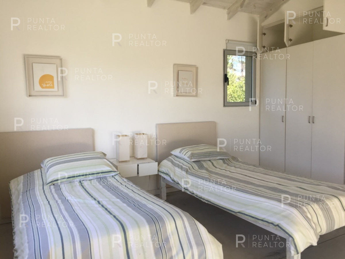 Casa ID.1282 - Venta de casa de cuatro dormitorios en Laguna Blanca, Manantiales, Uruguay