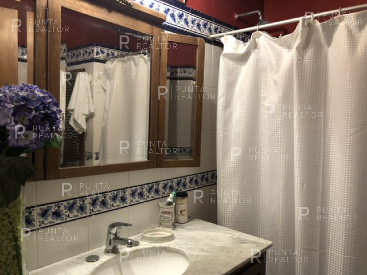 Casa ID.364 - Casa en alquiler anual en Playa Mansa excelente ubicación, super amplia