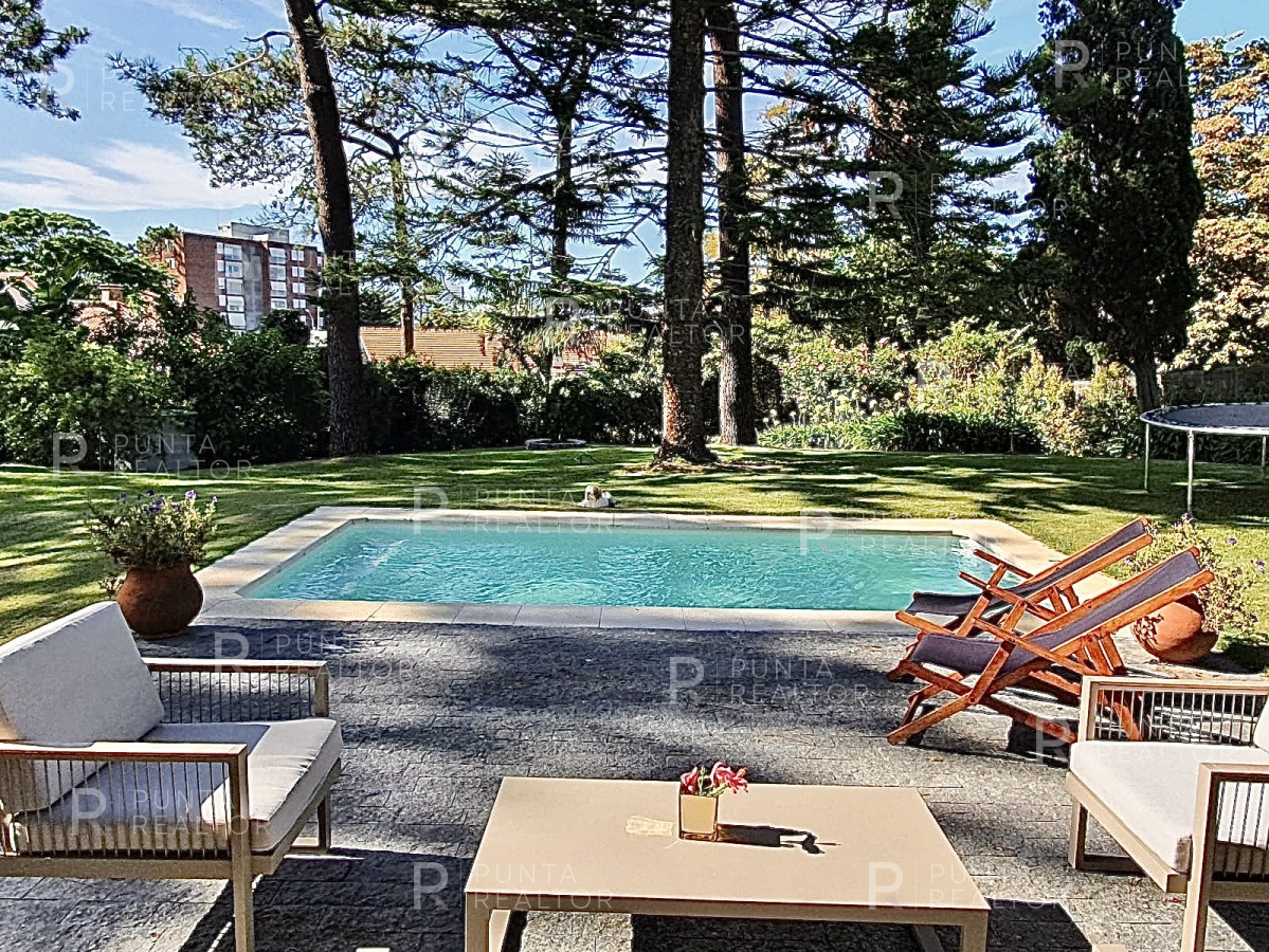 Casa ID.1368 - Excelente casa en alquiler Playa Mansa con pileta, Punta del Este, Uruguay