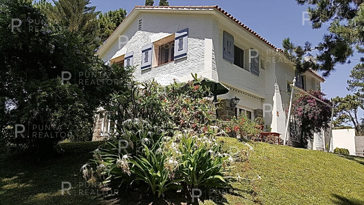 Casa ID.1368 - Excelente casa en alquiler Playa Mansa con pileta, Punta del Este, Uruguay