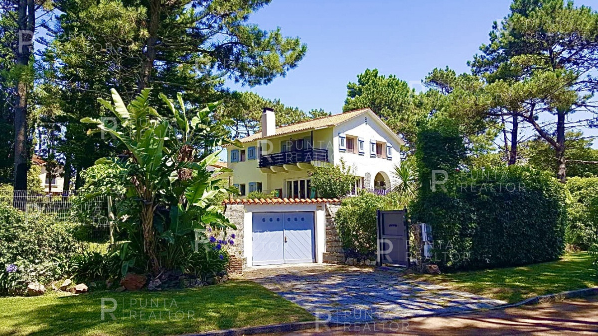Casa ID.1368 - Excelente casa en alquiler Playa Mansa con pileta, Punta del Este, Uruguay