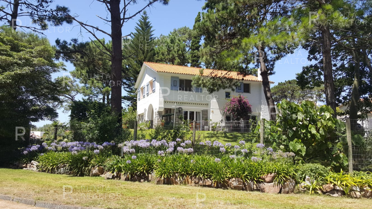 Casa ID.1368 - Excelente casa en alquiler Playa Mansa con pileta, Punta del Este, Uruguay