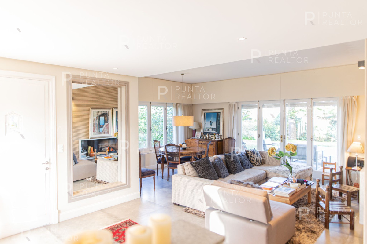 Casa ID.1368 - Excelente casa en alquiler Playa Mansa con pileta, Punta del Este, Uruguay