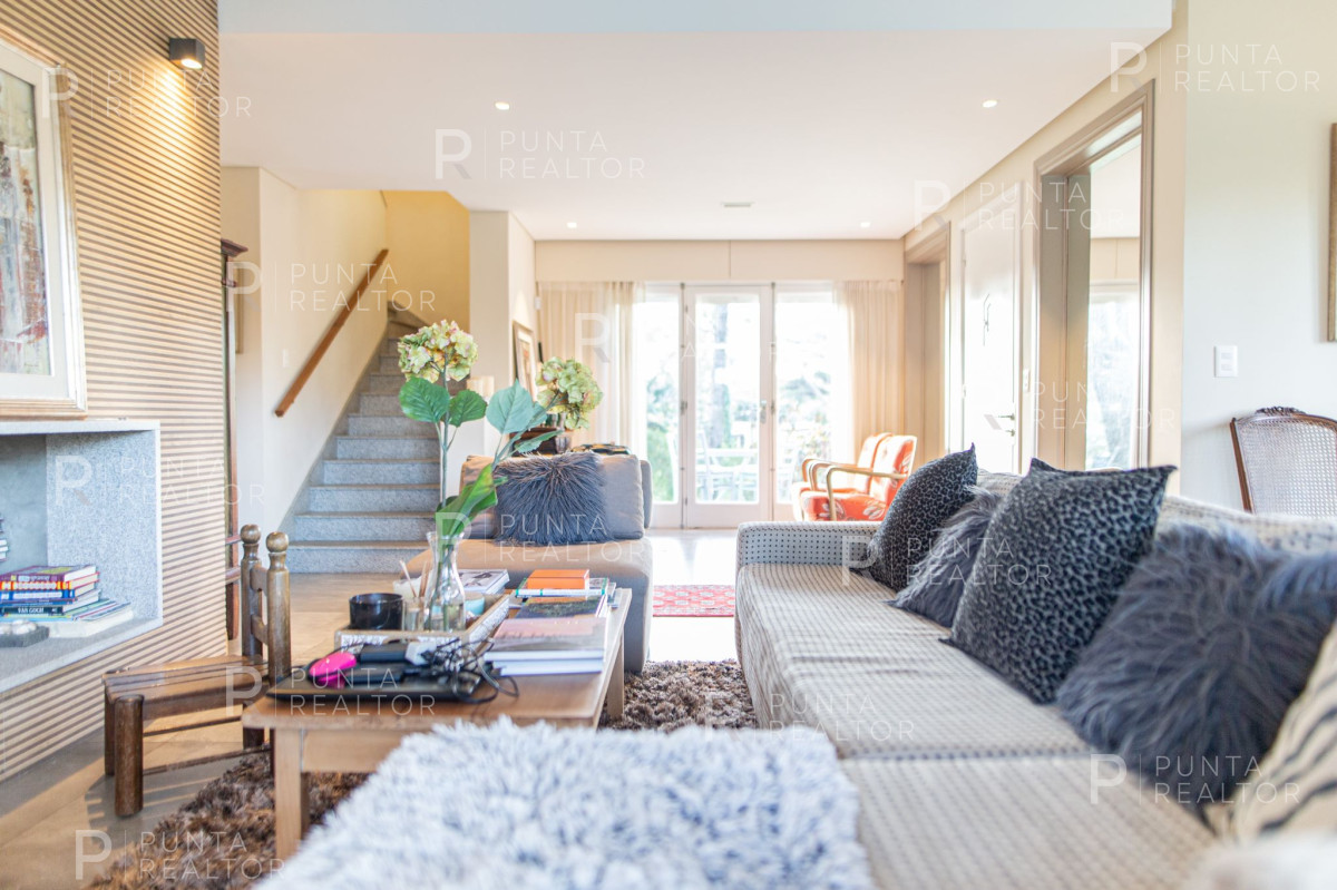 Casa ID.1368 - Excelente casa en alquiler Playa Mansa con pileta, Punta del Este, Uruguay