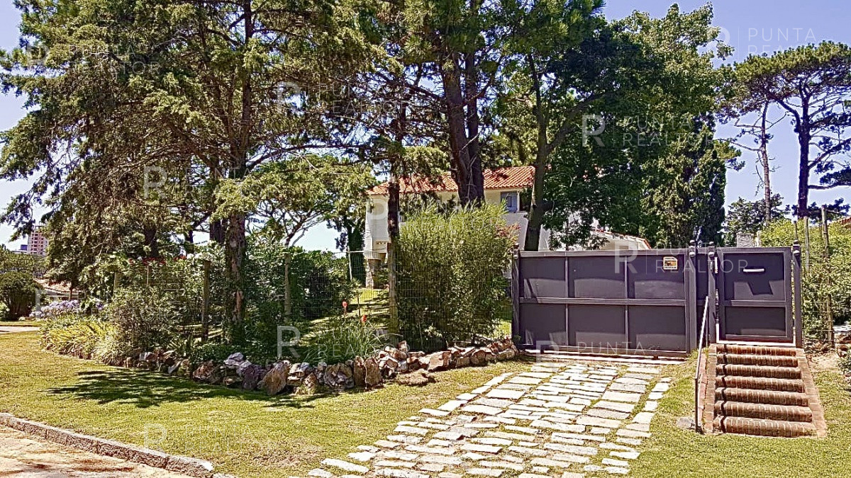 Casa ID.1368 - Excelente casa en alquiler Playa Mansa con pileta, Punta del Este, Uruguay
