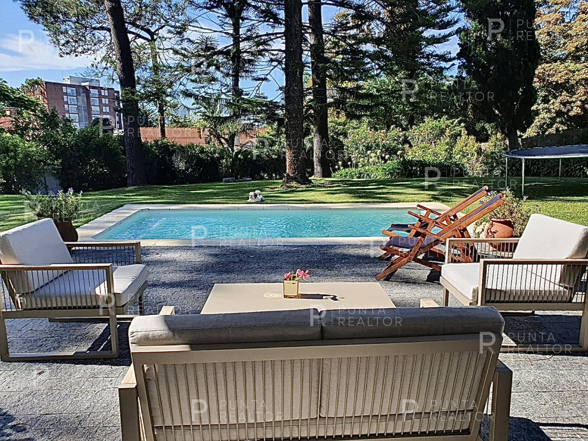 Casa ID.1368 - Excelente casa en alquiler Playa Mansa con pileta, Punta del Este, Uruguay