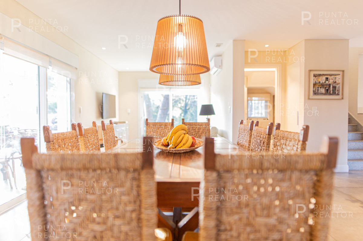 Casa ID.1368 - Excelente casa en alquiler Playa Mansa con pileta, Punta del Este, Uruguay
