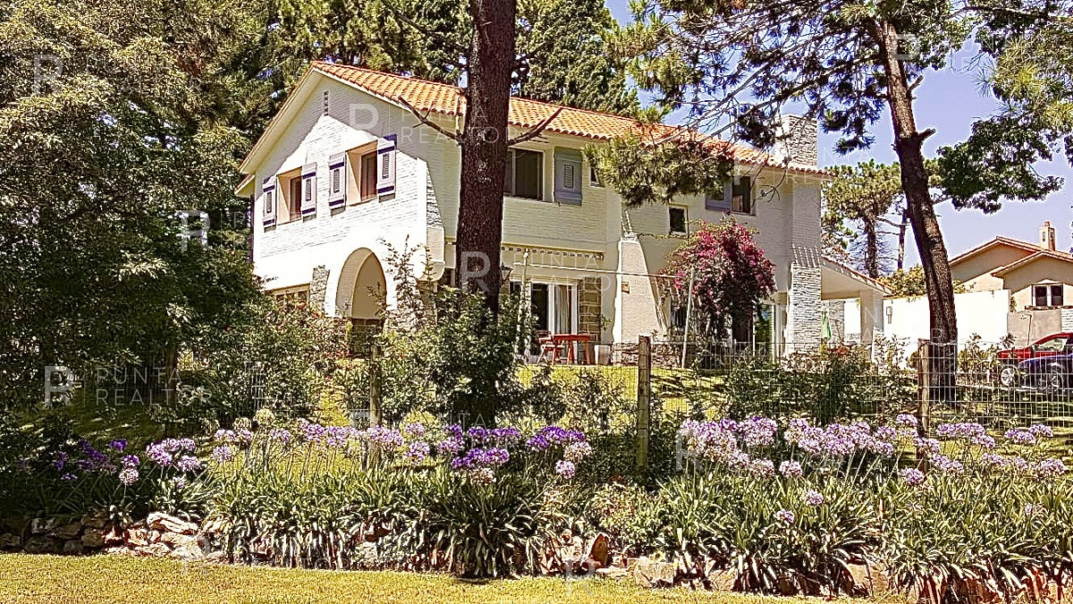 Casa ID.1368 - Excelente casa en alquiler Playa Mansa con pileta, Punta del Este, Uruguay