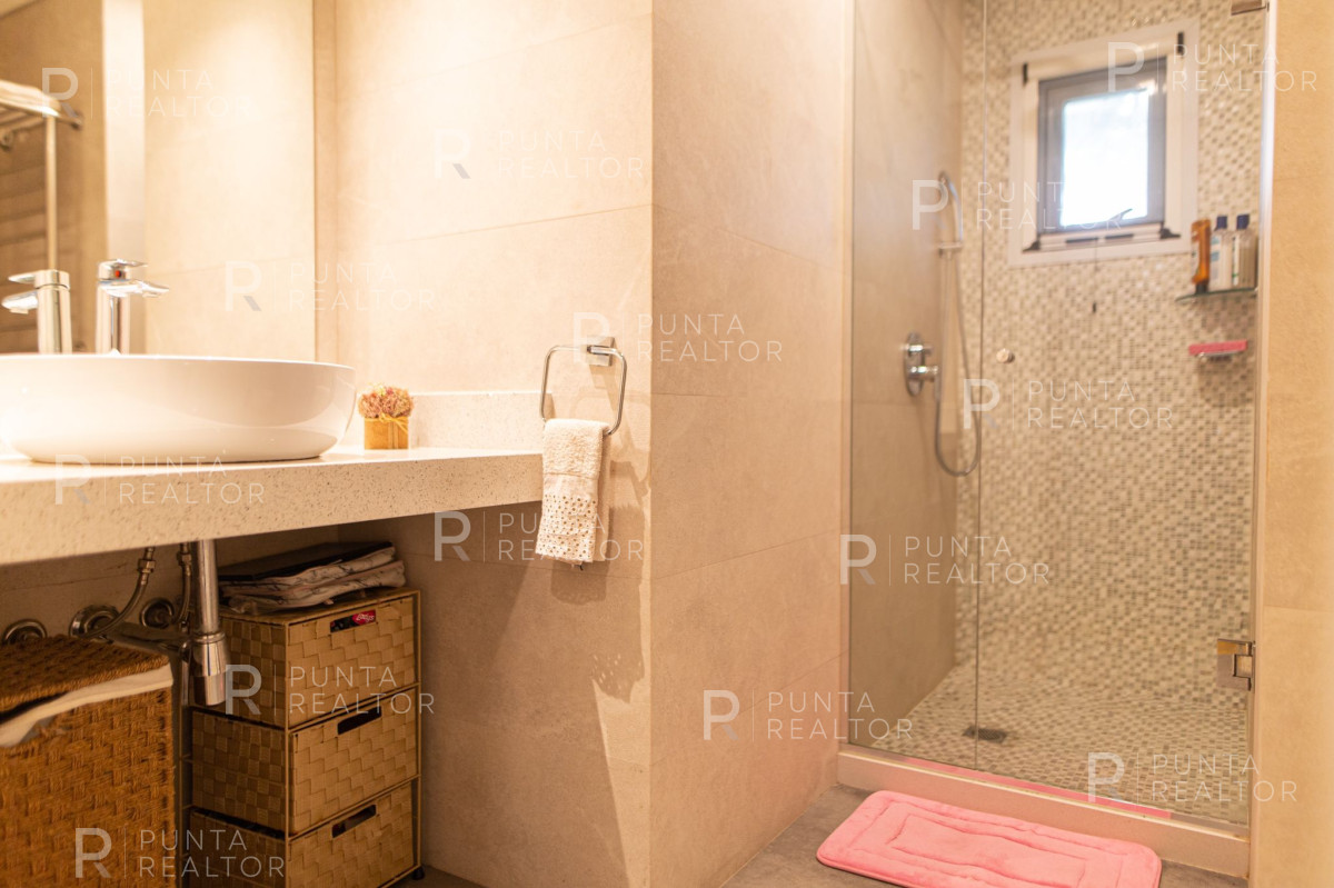 Casa ID.1368 - Excelente casa en alquiler Playa Mansa con pileta, Punta del Este, Uruguay