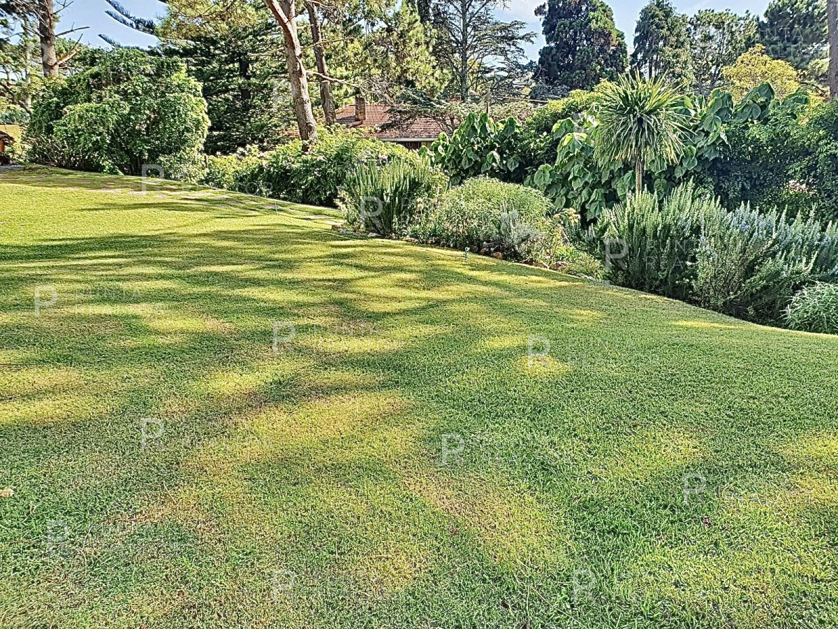 Casa ID.1368 - Excelente casa en alquiler Playa Mansa con pileta, Punta del Este, Uruguay
