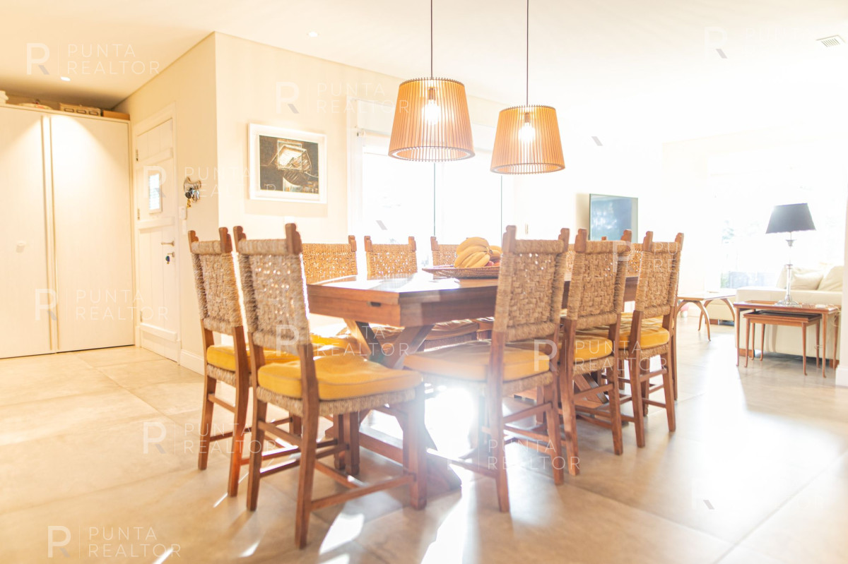 Casa ID.1368 - Excelente casa en alquiler Playa Mansa con pileta, Punta del Este, Uruguay