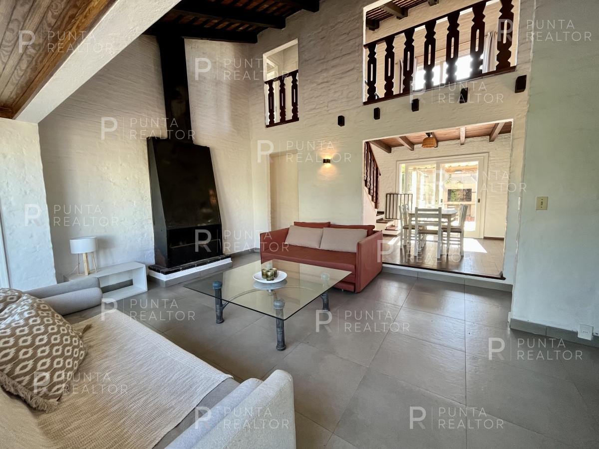 Casa ID.1403 - Casa a pasos del mar reciclada en venta en La Barra, Uruguay Oportunidad!
