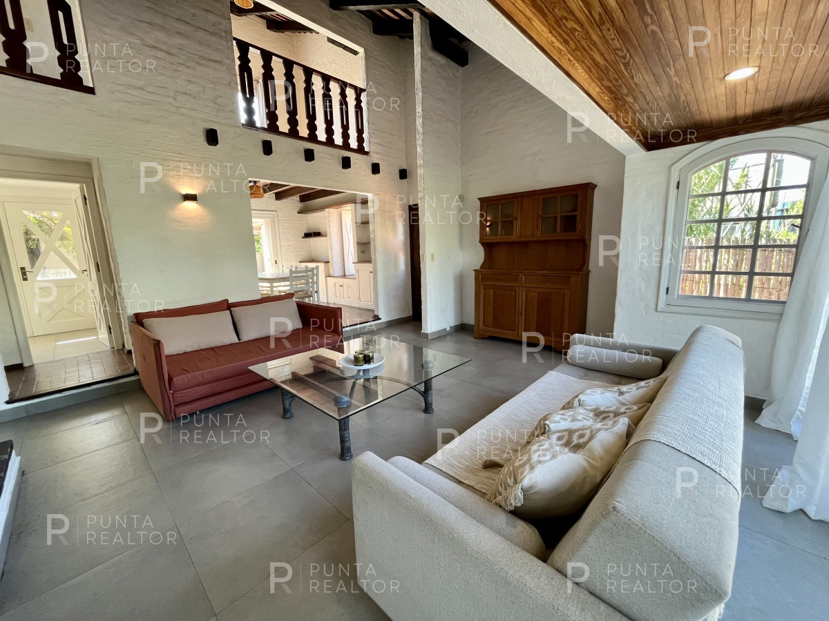 Casa ID.1403 - Casa a pasos del mar reciclada en venta en La Barra, Uruguay Oportunidad!