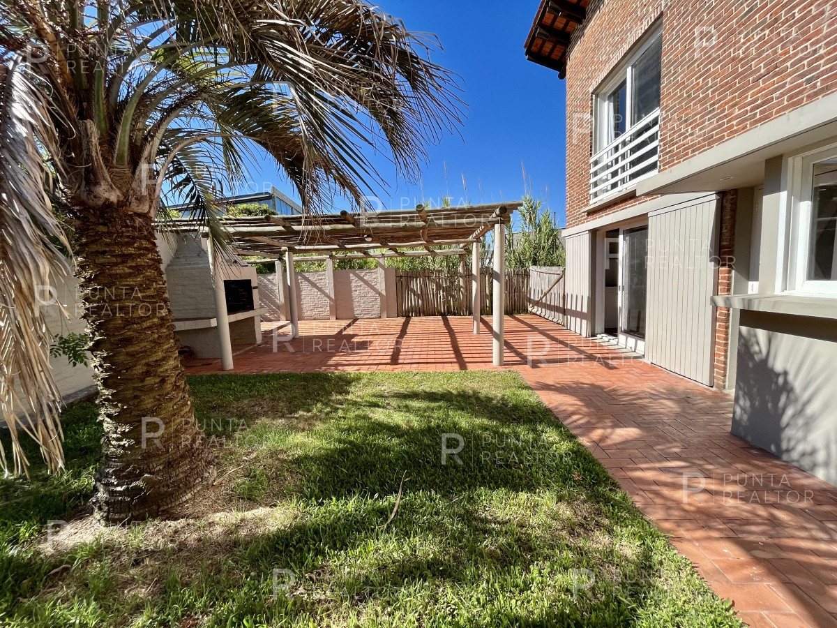 Casa ID.1403 - Casa a pasos del mar reciclada en venta en La Barra, Uruguay Oportunidad!