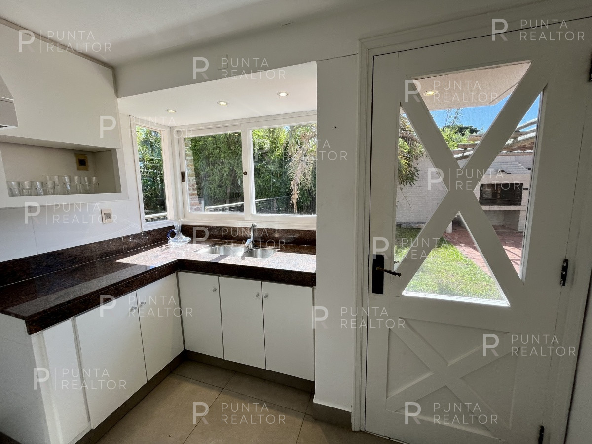 Casa ID.1403 - Casa a pasos del mar reciclada en venta en La Barra, Uruguay Oportunidad!