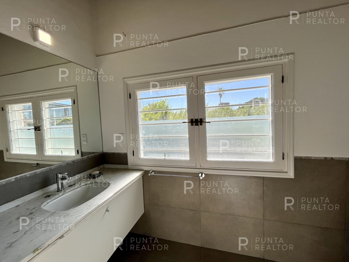 Casa ID.1403 - Casa a pasos del mar reciclada en venta en La Barra, Uruguay Oportunidad!