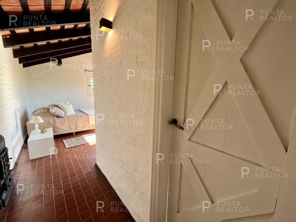 Casa ID.1403 - Casa a pasos del mar reciclada en venta en La Barra, Uruguay Oportunidad!