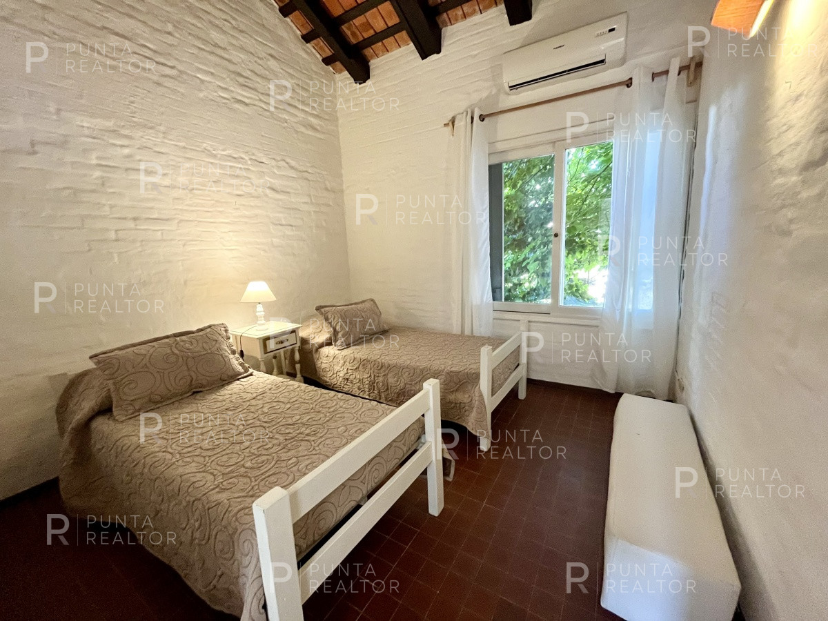 Casa ID.1403 - Casa a pasos del mar reciclada en venta en La Barra, Uruguay Oportunidad!