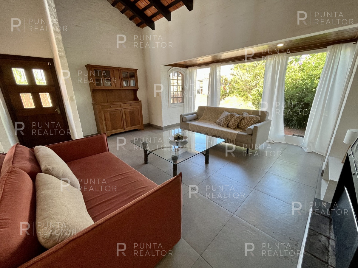 Casa ID.1403 - Casa a pasos del mar reciclada en venta en La Barra, Uruguay Oportunidad!