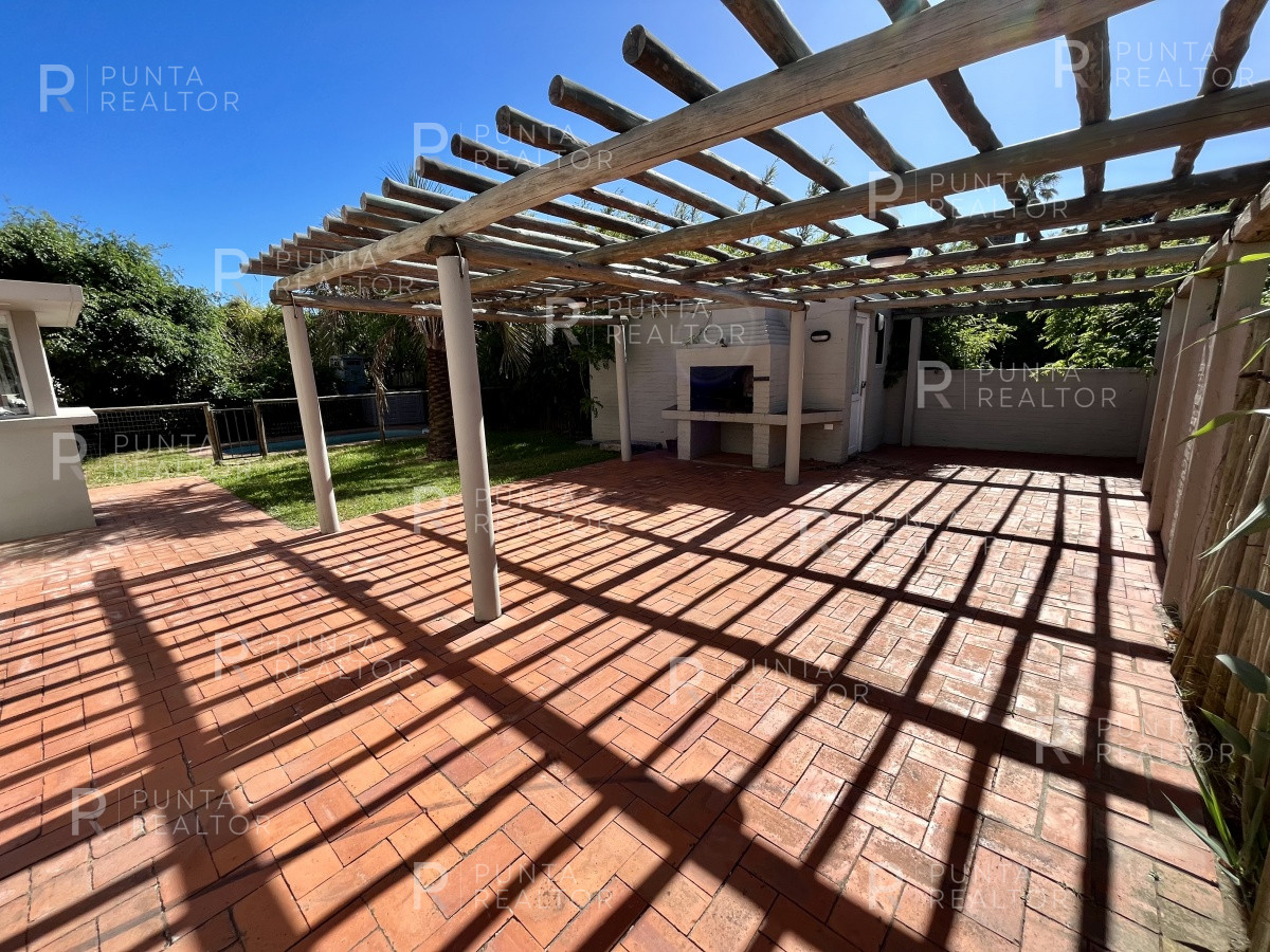 Casa ID.1403 - Casa a pasos del mar reciclada en venta en La Barra, Uruguay Oportunidad!
