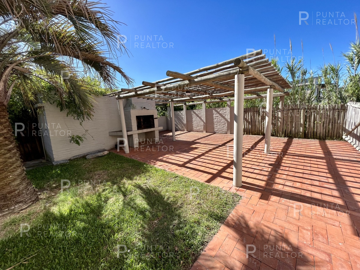 Casa ID.1403 - Casa a pasos del mar reciclada en venta en La Barra, Uruguay Oportunidad!