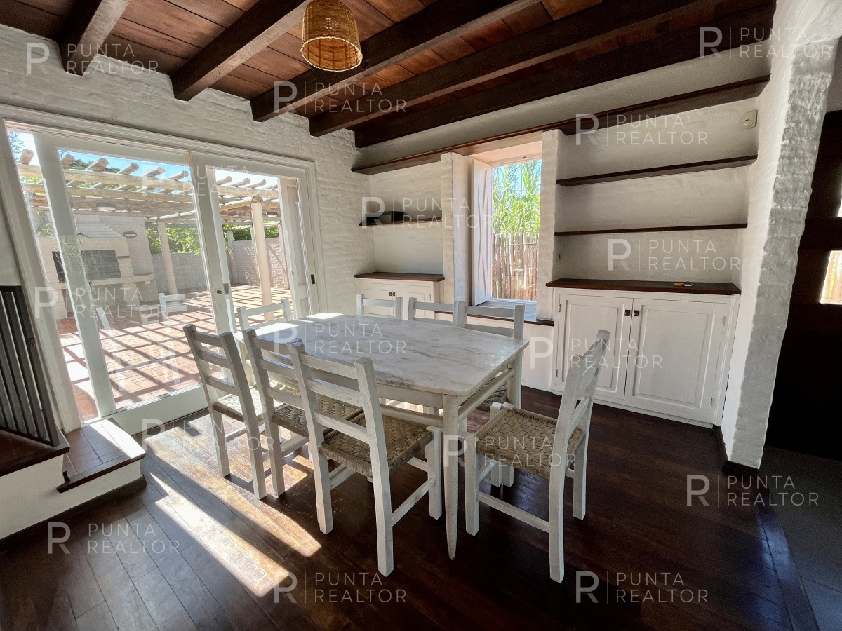 Casa ID.1403 - Casa a pasos del mar reciclada en venta en La Barra, Uruguay Oportunidad!