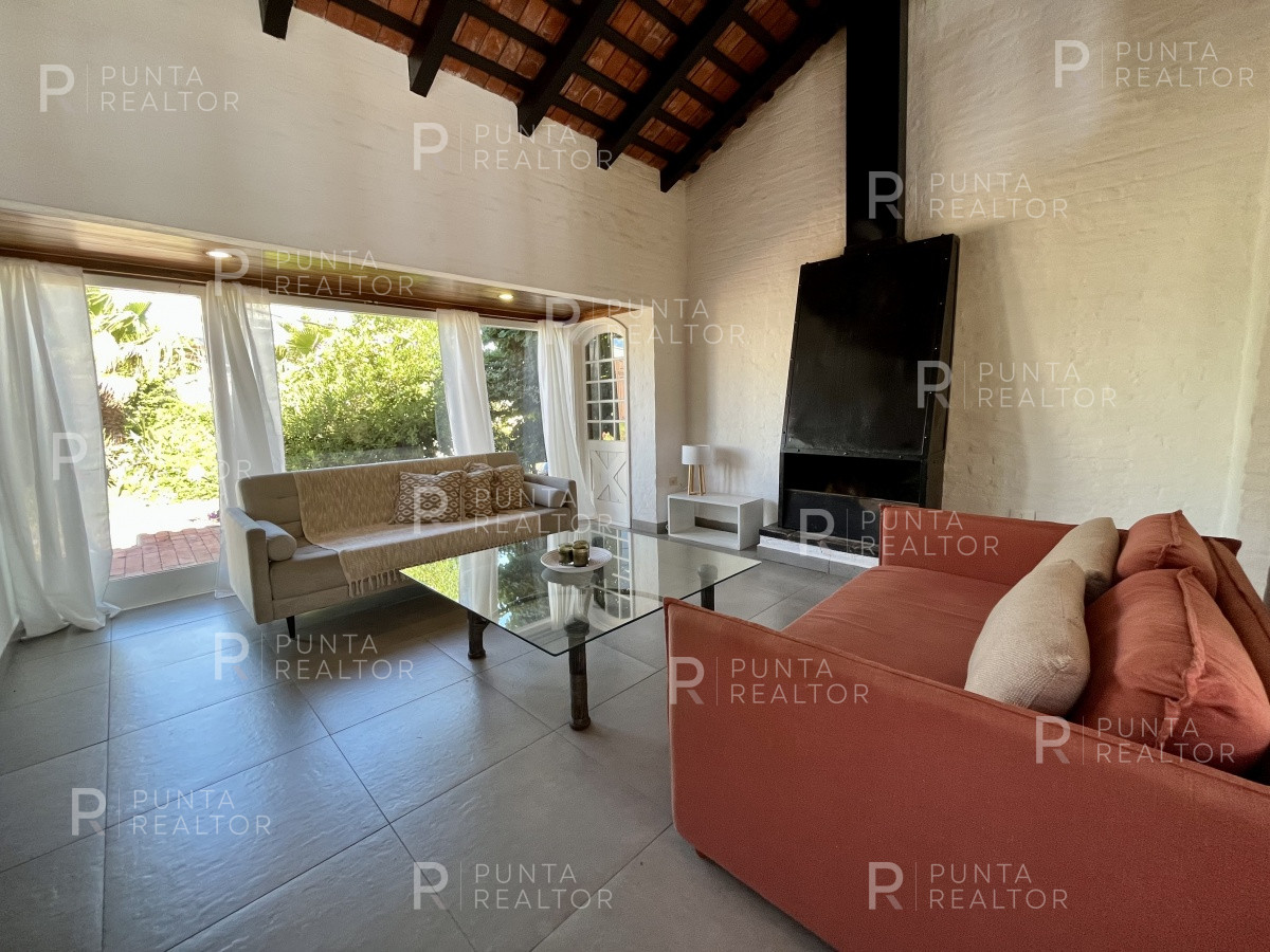 Casa ID.1403 - Casa a pasos del mar reciclada en venta en La Barra, Uruguay Oportunidad!