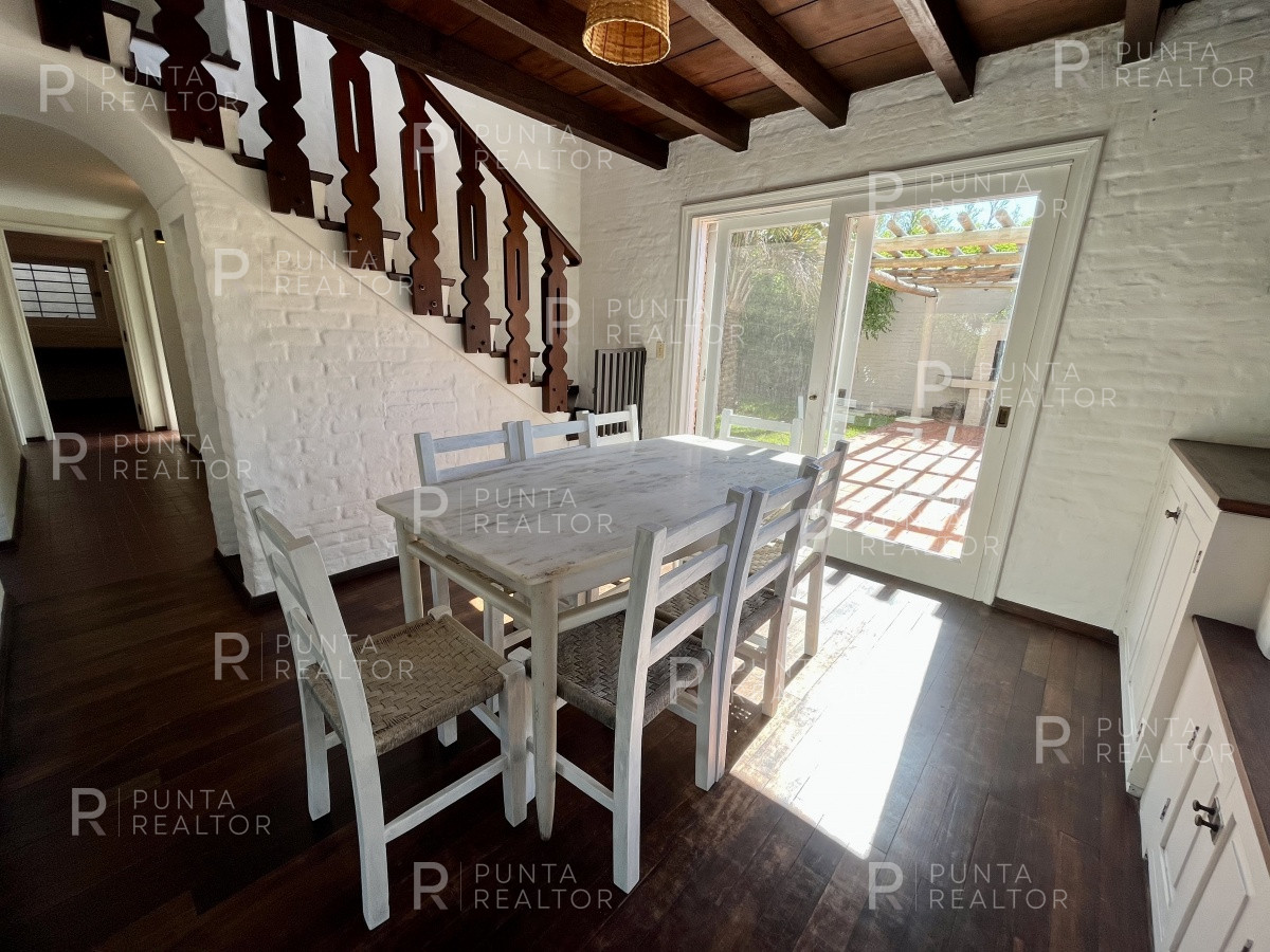 Casa ID.1403 - Casa a pasos del mar reciclada en venta en La Barra, Uruguay Oportunidad!