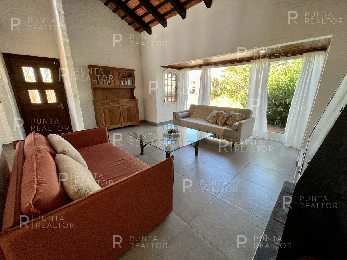 Casa ID.1403 - Casa a pasos del mar reciclada en venta en La Barra, Uruguay Oportunidad!