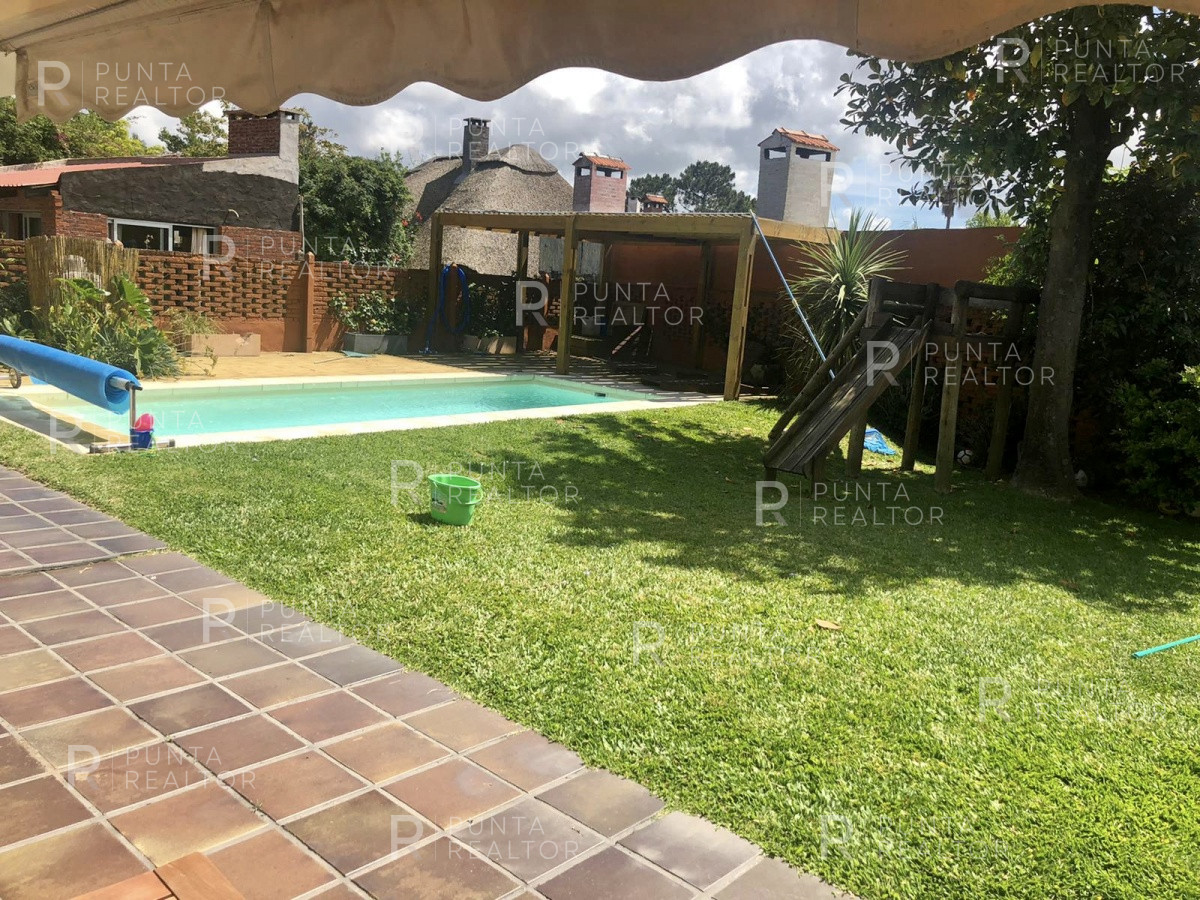 Casa ID.131 - Las Delicias, casa de dos dormitorios para 7 personas, 2 dormitorios y servicio, jardín, parrillero techado. cochera, a 3 cuadras de la playa